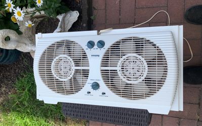 Holmes 3 speed Twin 6-Blade window Fan HAWF-2040 the back of it got a little sun coloring Holmes HAWF-2040 twin window fan has three speed settings an