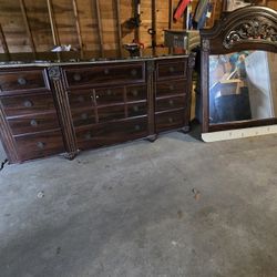 Dresser With 9 Drawers And Mirror