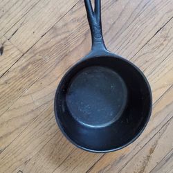 2qt  Cast Iron Sauce Pan