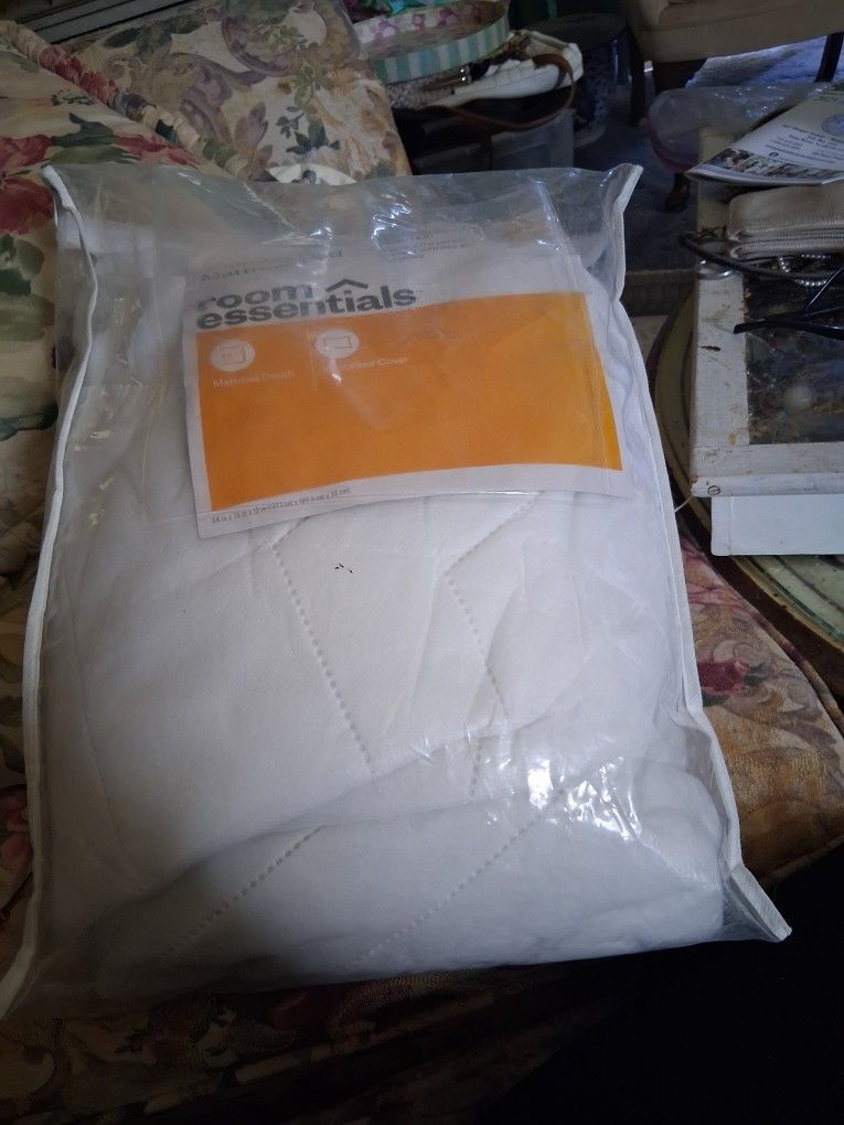 New Full Size Mattress Cover White