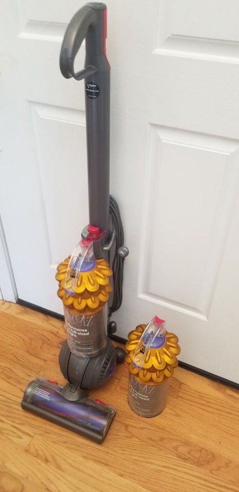 NEW cond DYSON ANIMAL BIG BALL VACUUM , WITH AMAZING SUCTION )