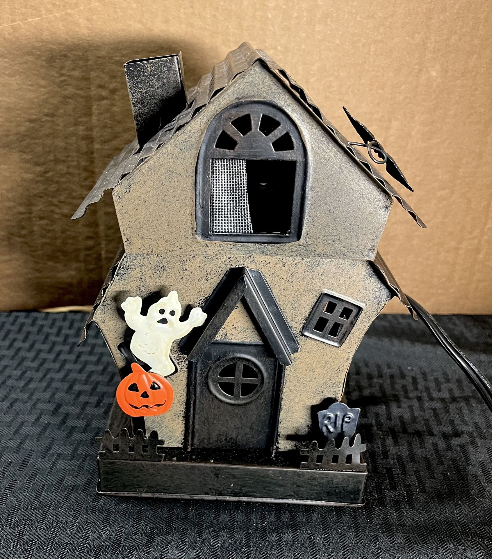 Scentsy Manic Mansion Halloween Wax Warmer