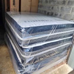 New Queen Size Pillowtop Mattress. 14 inches thick and double sided with foam encasement. 