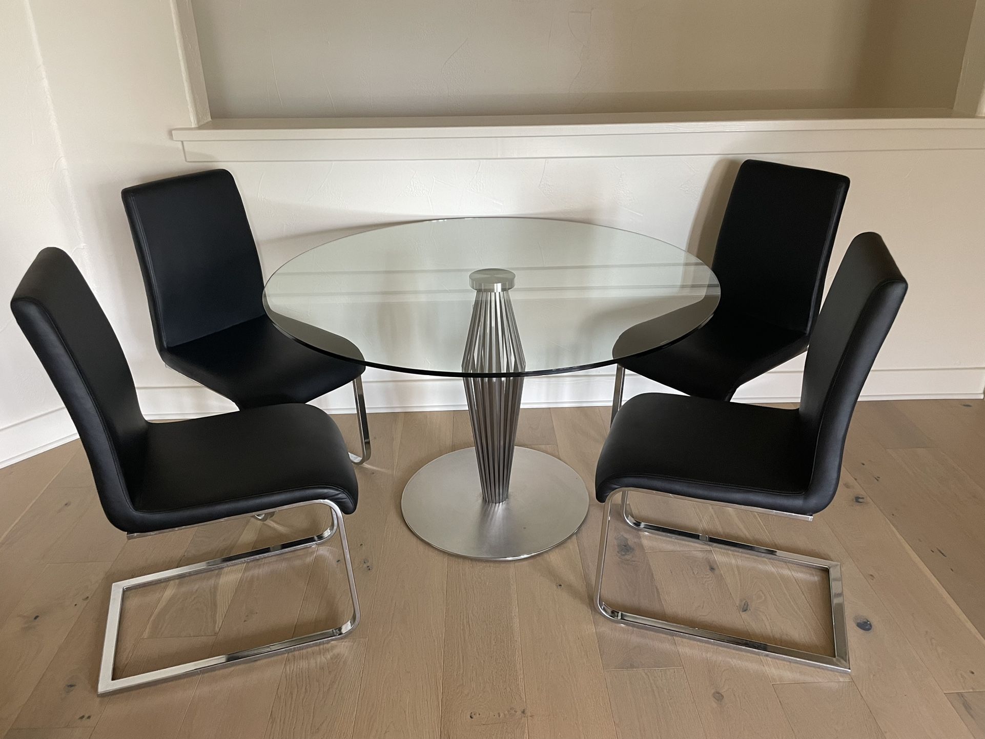 Modern Glass Dining Table With 4 Leather Chairs