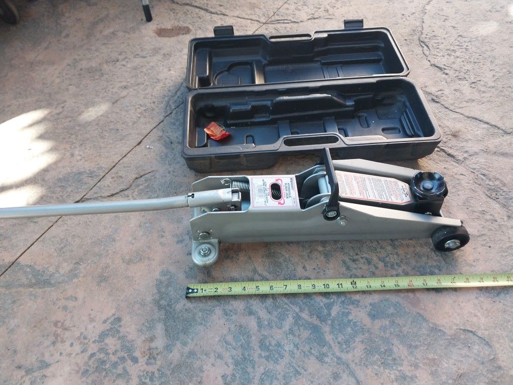 2-1/4 HYDRAULIC JACK USED 2 TIMES ONLY WORKS EXCELLENT