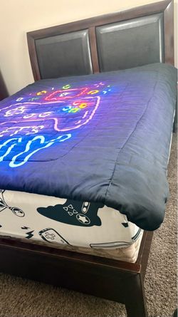 Queen size bed frame. 🤎 Mattress not included!