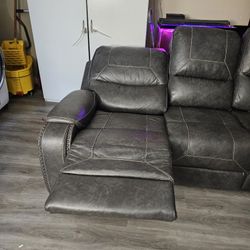Sofa Gris De Piel Con Reclinables Y Puertos USB 