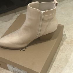 Woman’s Pointed Toeankle Boot