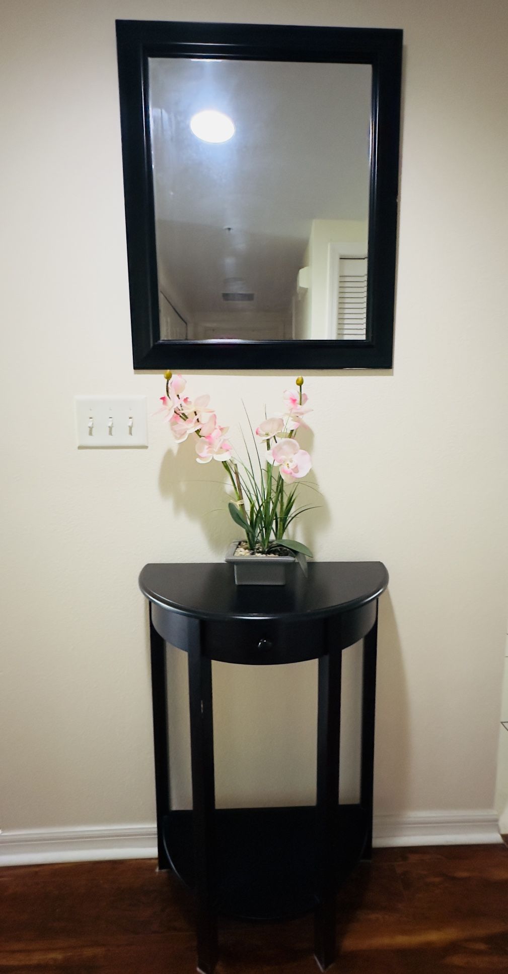 Entrance Table With Mirror