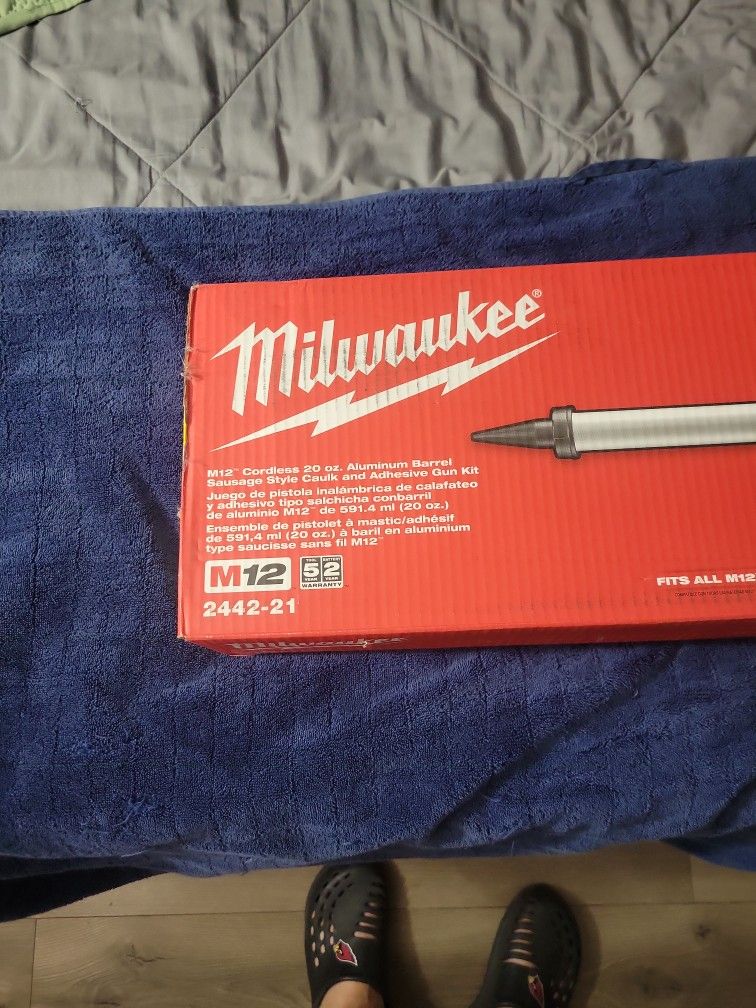 $170 OBO. M12 Milwaukee Caulk Gun Kit. Cordless 20oz Barrel Sausage Style