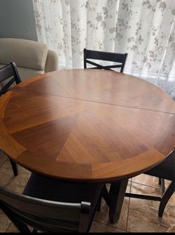 Dining table round 48in round