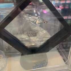 Chain necklace With Pendant White Or Black Available 