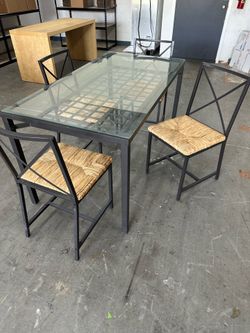 Beautiful table w 4 chairs dining set glass top