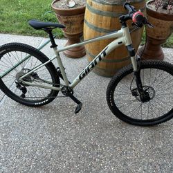 giant talon 2  27.5    2021 bike