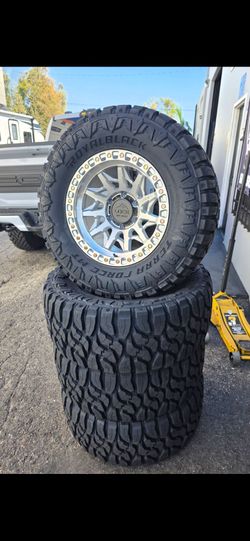 17" LOCK Lunatic rims w/ 33" MT tires