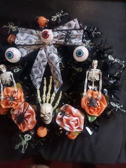 HANDMADE HALLOWEEN WREATHS $20.00