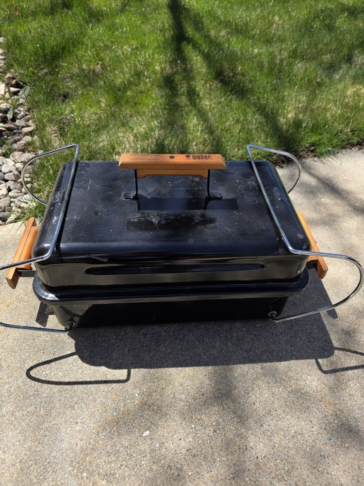Weber Go-Anywhere Propane Gas Grill BBQ Tabletop Black with Wood Handles *Needs Regulator Valve