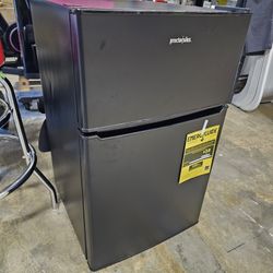 Mini fridge
19x20x33"

$140 FIRM