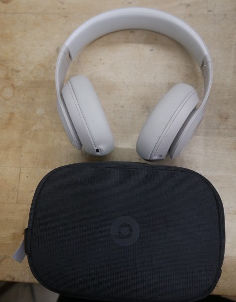 beats studio pro headphones with case 881293-2