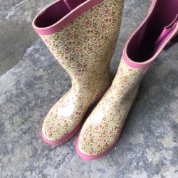Rain Boot In Pink With Some Print 