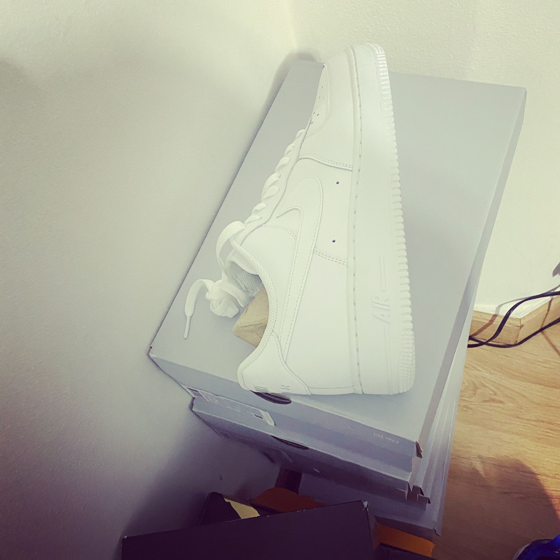 All white ups sz 10.5 10.5 9.5 8.5 12