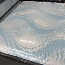 QUEEN SIZE TEMPURPEDIC LUXEBREEZE (MEDIUM) HYBRID MATTRESS & BOX SPRING BED SET