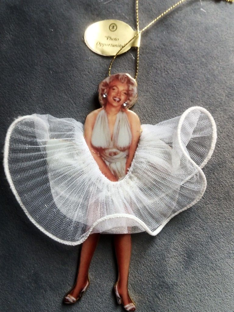 vintage Marilyn Monroe Bradford exchange Christmas ornaments 25.00\or 850.00 whole set of44 pieces each Make someone's Christmas with this gift