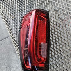 Gmc Sierra  Driver  Tail Light Oem Full Led Lid  22 To 25 