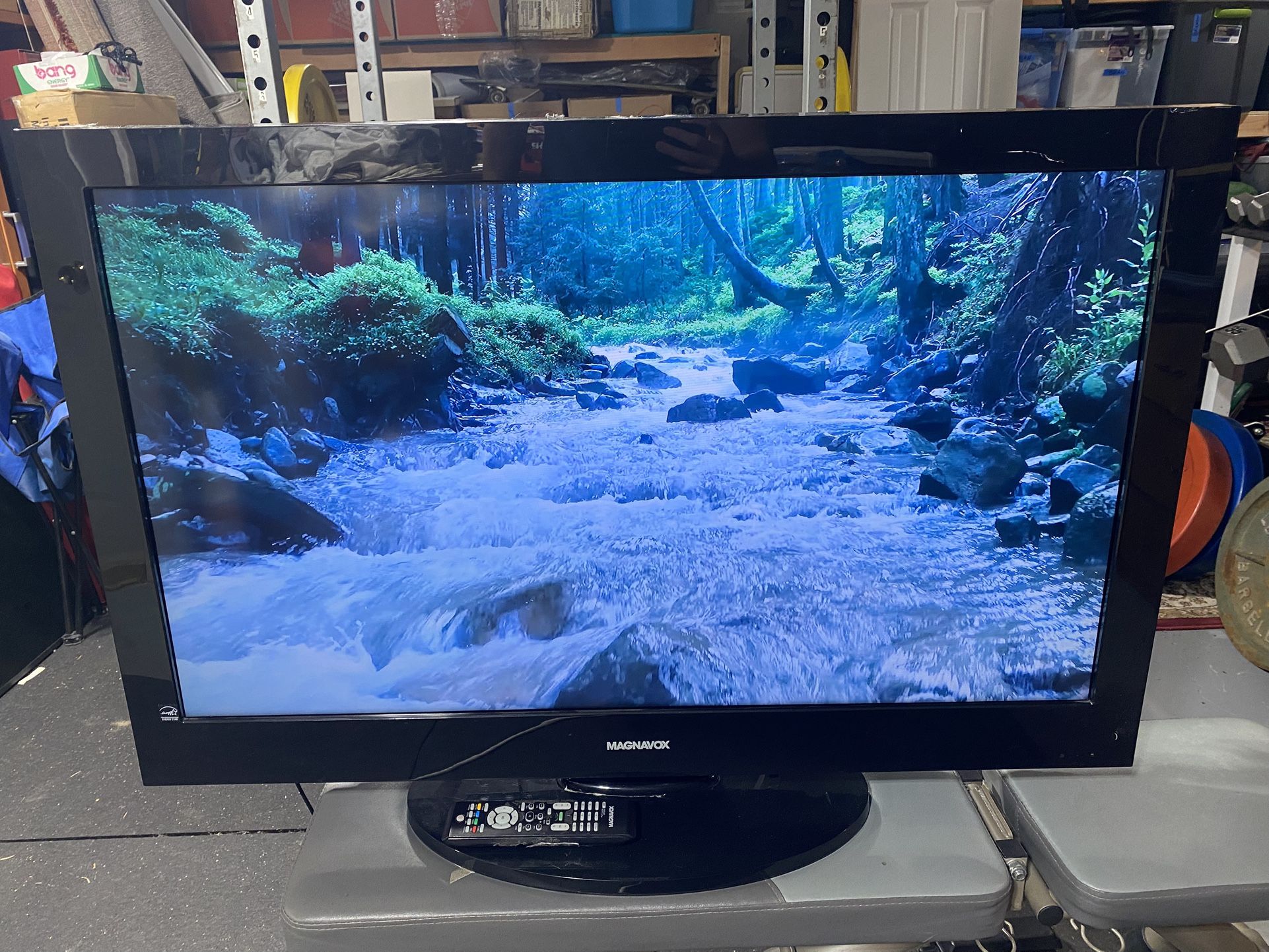 Magnavox 40" LED TV with mount- Model 40MF401B/F7 - Big Screen, Great