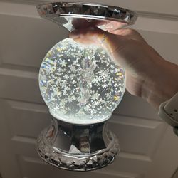 BRAND NEW! BATH & BODY WORKS Crystal Snowflake Holiday/winter Waterglobe 3 Wick Candle Holder/pedestal 