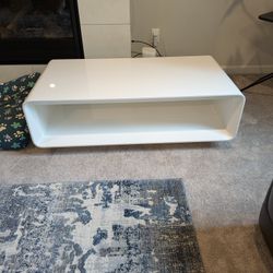 Modern High-Gloss White Coffee Table – Sleek Contemporary Design