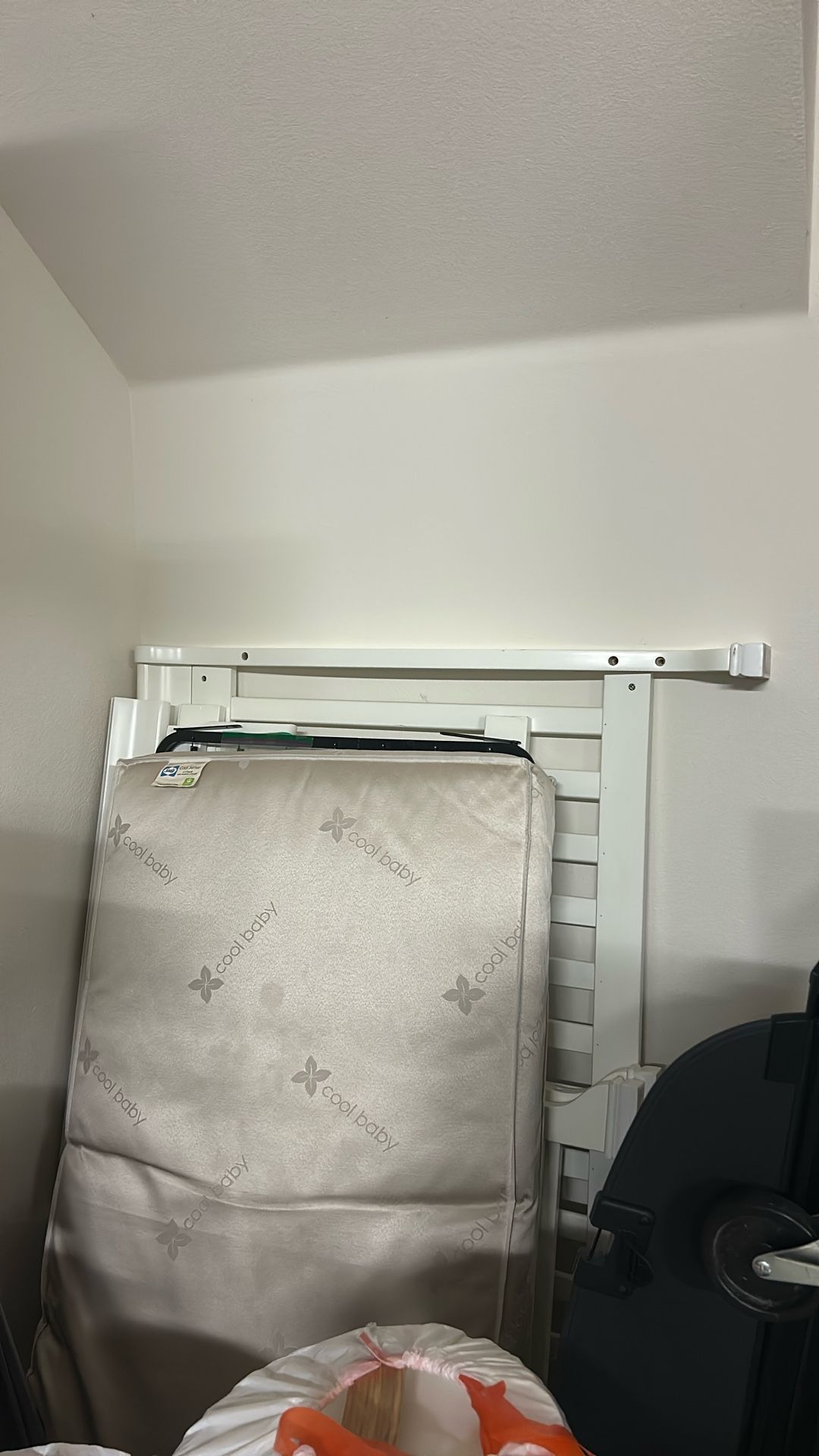 Free Baby Crib, Mattress And Bedsheets