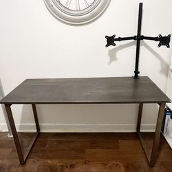 Computer/gaming desk w/ dual monitor holder. 