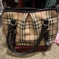 Elegant Burberry shoulder bag with classic checkered pattern