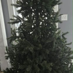 Free 7ft Christmas 🎄 