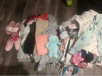 135.00$ obo 156 pieces, 0 to 6 months mostly, boy & girl clothes/ some older kids clothes,needs wash