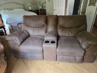 Love Seat in Excellent Condition