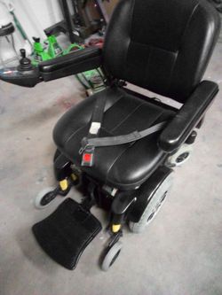 Pride jazzy 11:21 electric mobility scooter with two brand new batteries just put in today