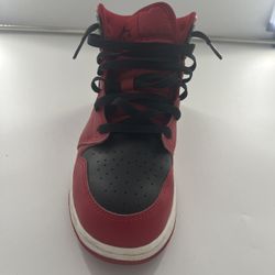 Jordan 1 Mid  “Reverse Bread”