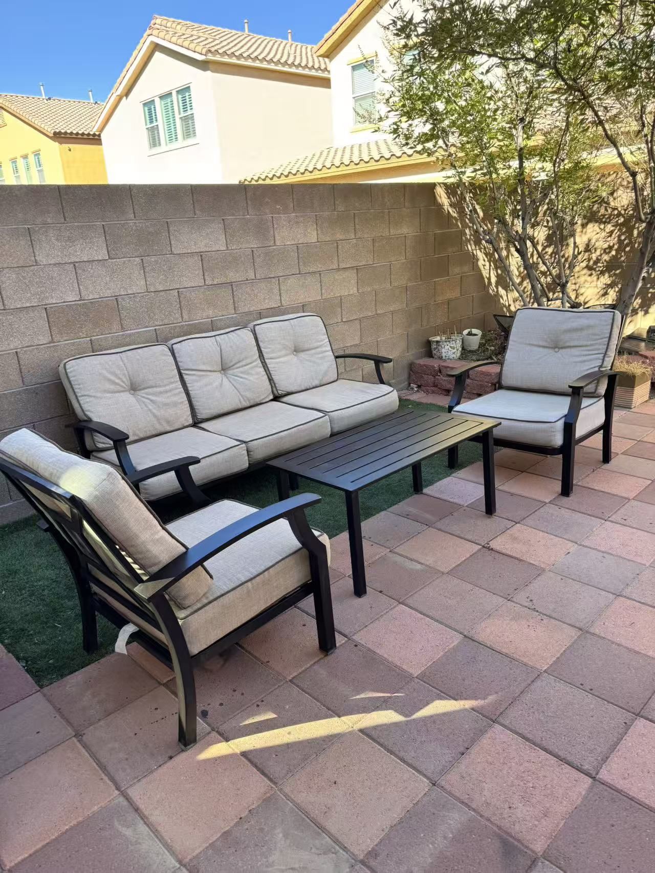 Excellent Condition Outdoor Furniture Patio Set