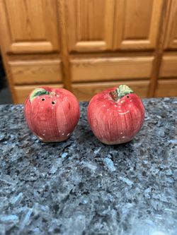 Vintage Apple Ceramic Pair of Salt And Pepper Shakers.  Size approximately 2 inches tall.  Preowned.