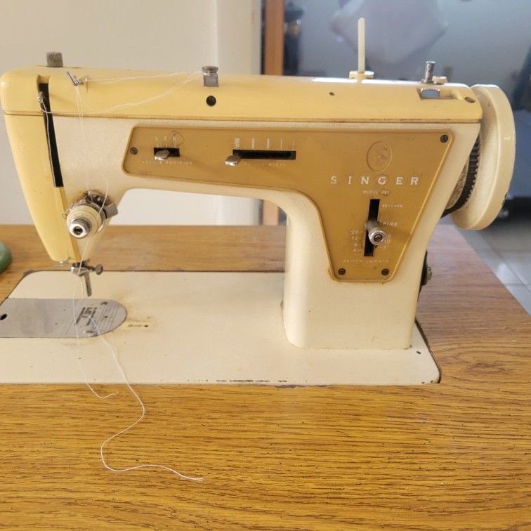 Singer Sewing Machine Vintage Model 237