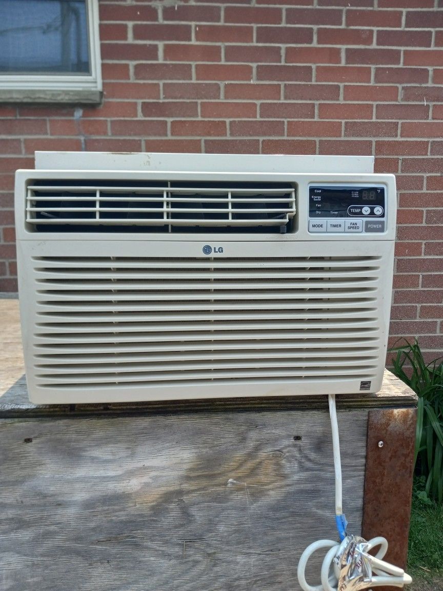 LG Air Conditioner 8,000 BTU'S #LW8012ER