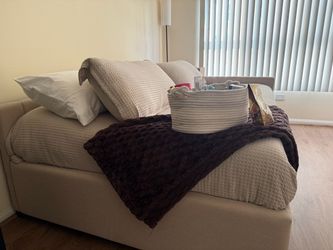 Queen daybed