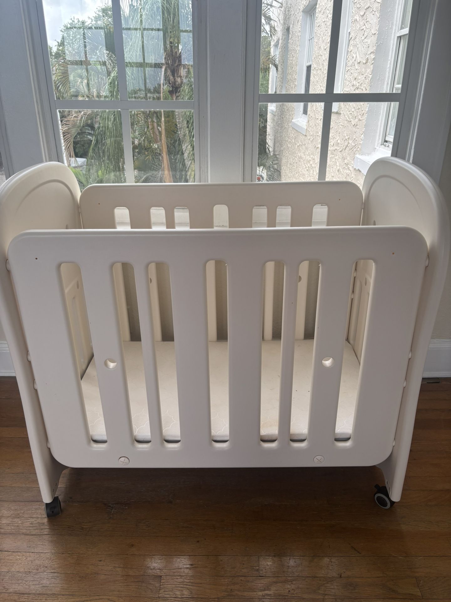 Crib on wheels