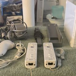 Wii Modded ( All Accessories) Color White And 3 Games  