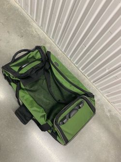 Rolling duffle bag