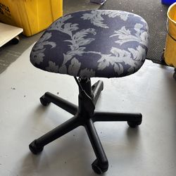 Adjustable desk chair