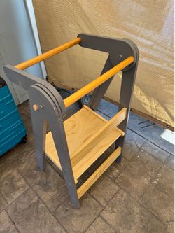 Foldable toddler tower