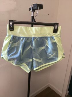Woman’s under armour running shorts  size XS